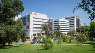 Image of the Keck Medicine HC$ building