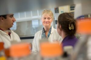 Dr. Ite Offringe and fellow researchers in the lab.